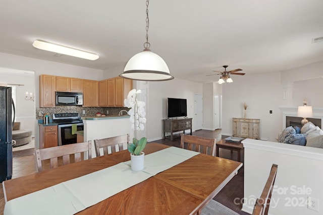 dining room featuring ceiling fan