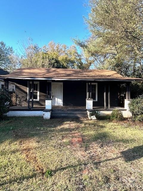 view of front of house with a porch and a front yard