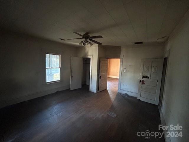 spare room featuring dark wood-type flooring and ceiling fan