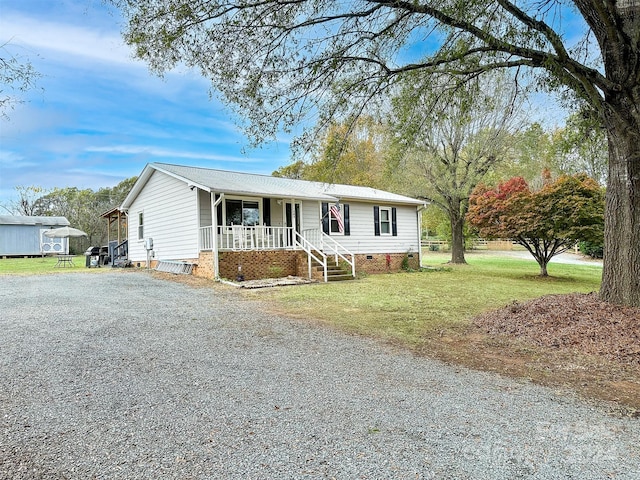 view of front of property featuring a porch and a front yard