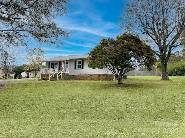 ranch-style house featuring a front yard