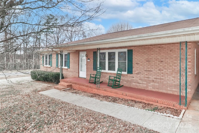 single story home with a porch