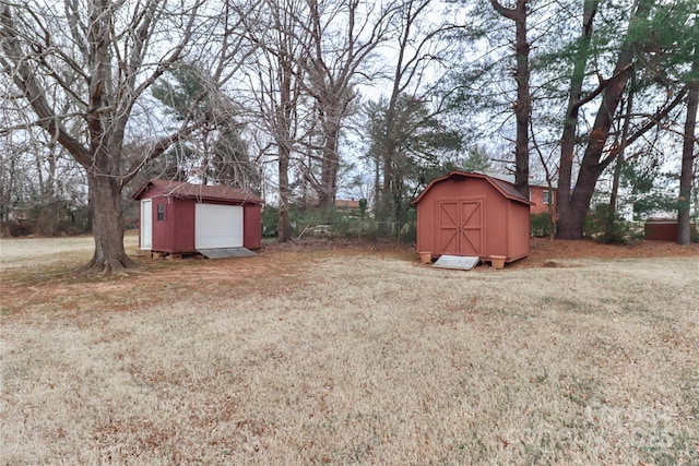 view of yard featuring a storage shed