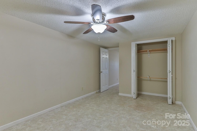 unfurnished bedroom featuring ceiling fan, a textured ceiling, and a closet