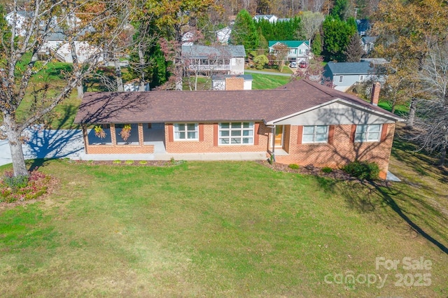 view of front of property featuring a front yard