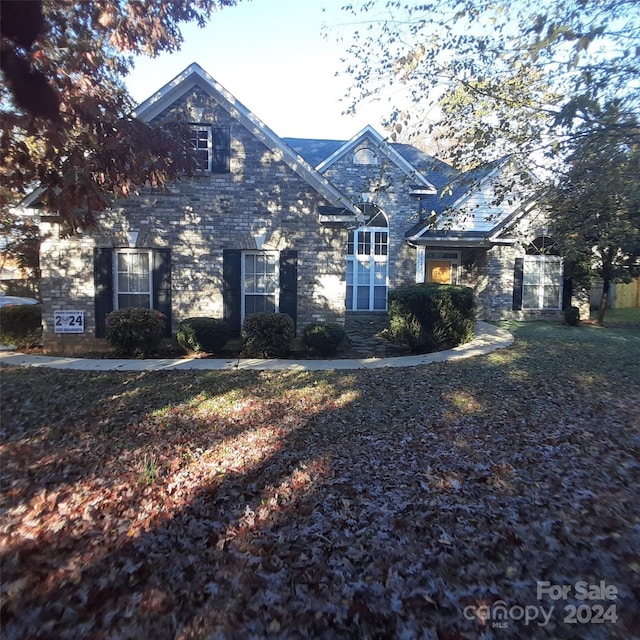 view of front of home featuring a front lawn