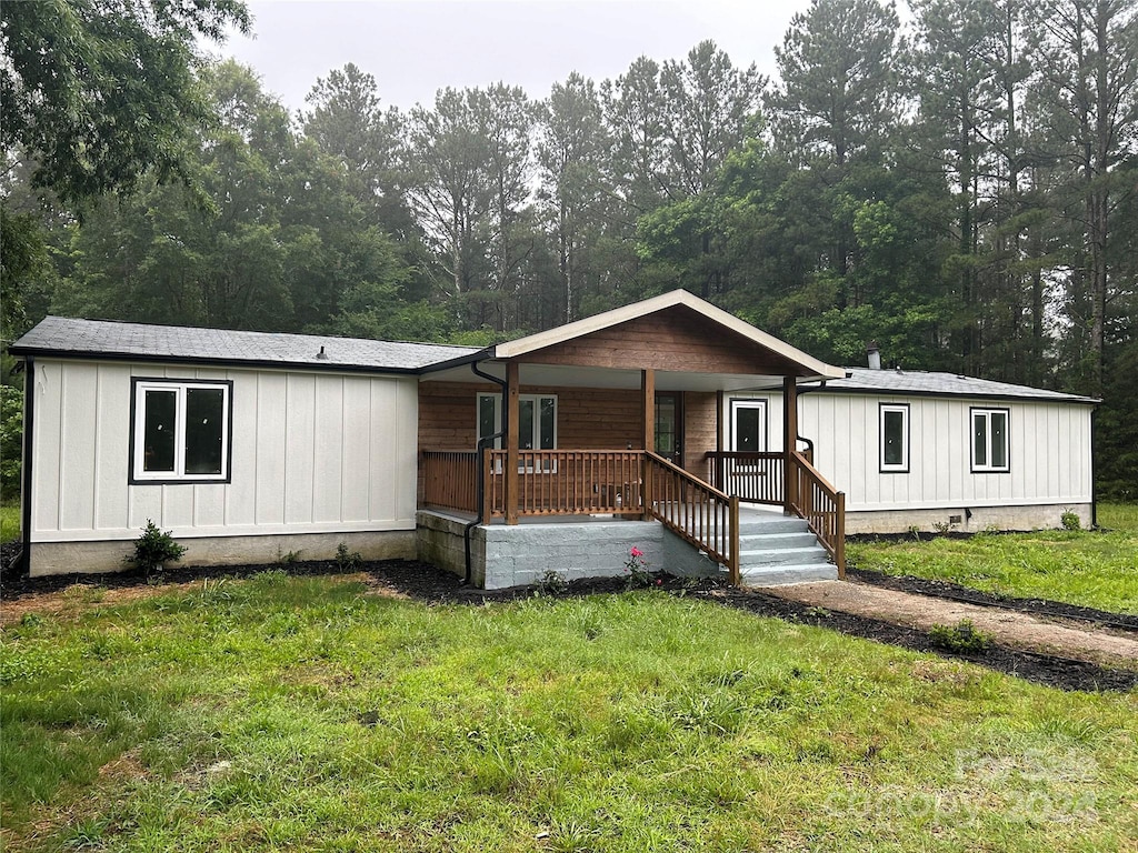 view of front of property featuring a front yard