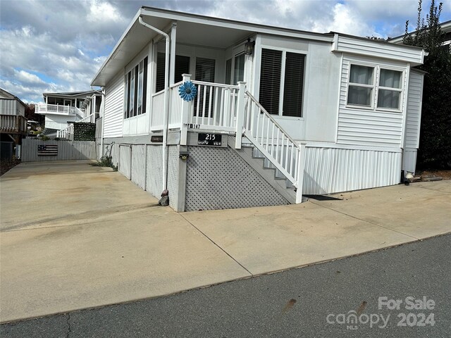 view of front of home with covered porch