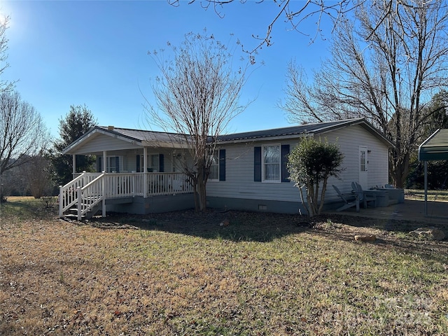 single story home with covered porch, a front lawn, and crawl space