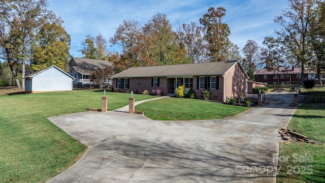 single story home featuring a front lawn