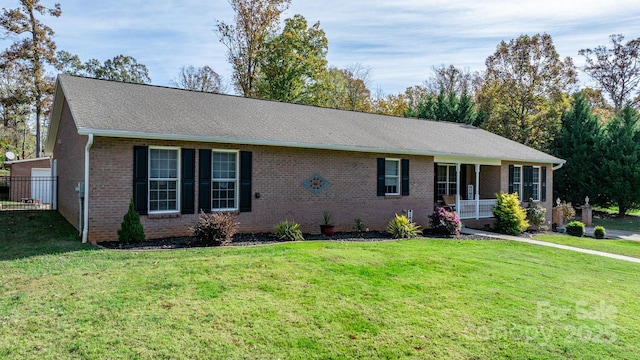 single story home featuring a front lawn