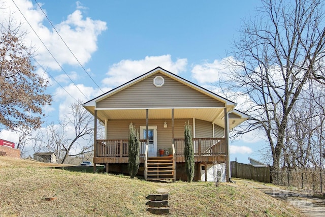 view of front of home featuring a front lawn