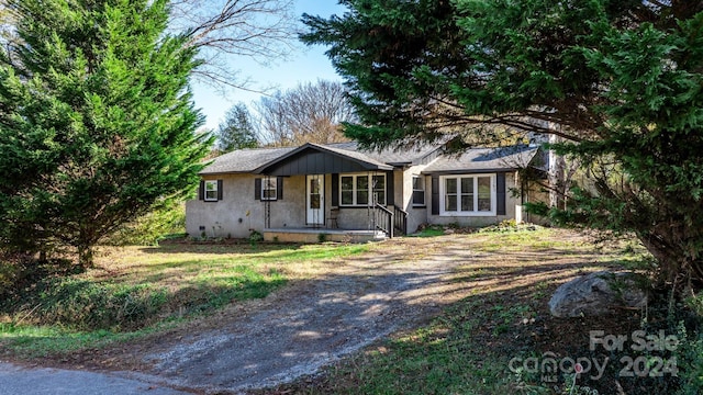 single story home with a porch