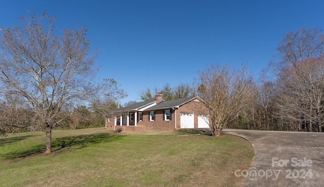 view of front of home featuring a garage and a front yard