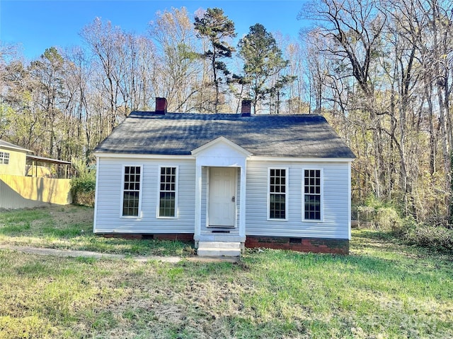 view of front of property with a front lawn