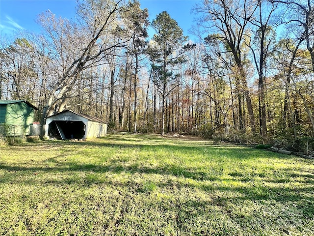 view of yard featuring an outbuilding