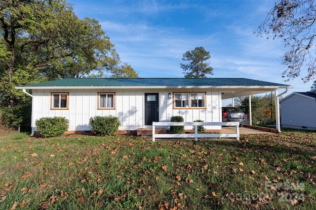 view of front of home featuring a front lawn and a carport