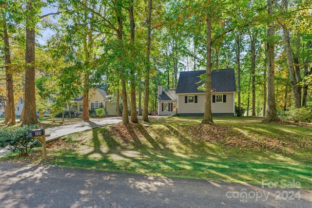 view of front of house featuring a front yard