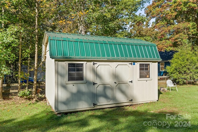 view of outdoor structure with a yard