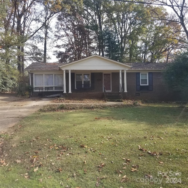 view of front of house featuring a porch and a front lawn