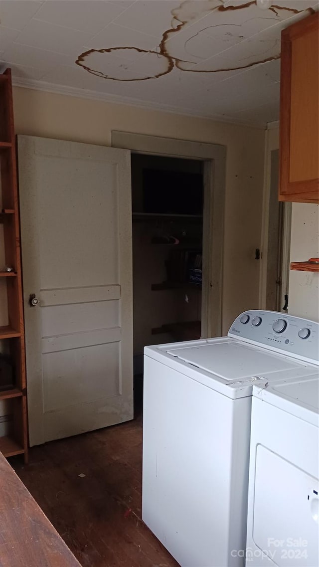 laundry room with dark hardwood / wood-style flooring, cabinets, and independent washer and dryer