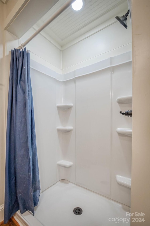 bathroom featuring a shower with shower curtain