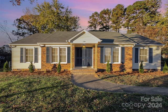 view of front of home featuring a yard