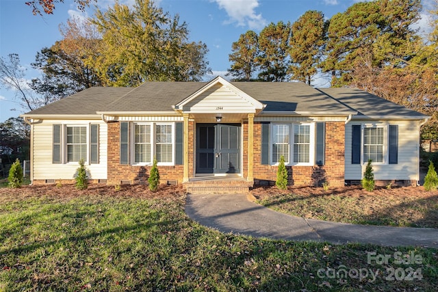 view of front of home featuring a front lawn