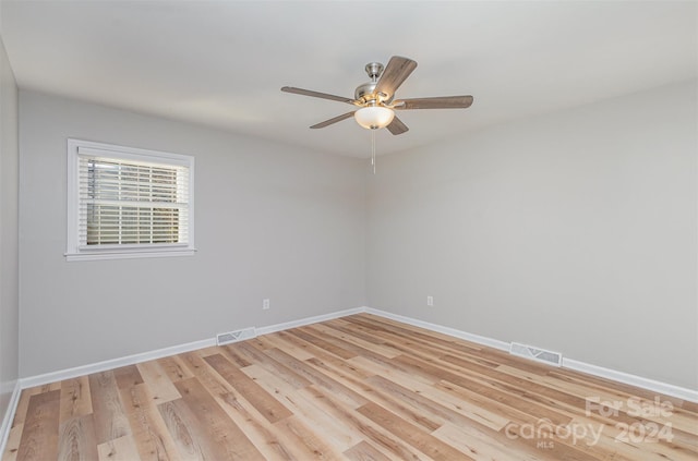 empty room featuring light hardwood / wood-style floors and ceiling fan