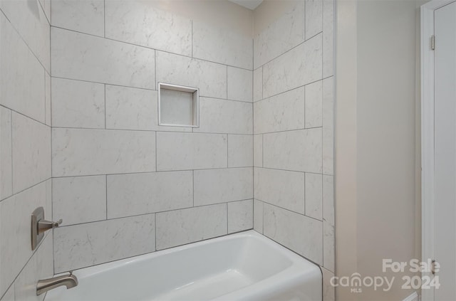 bathroom featuring tiled shower / bath combo