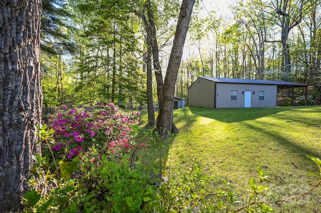 view of yard featuring an outbuilding