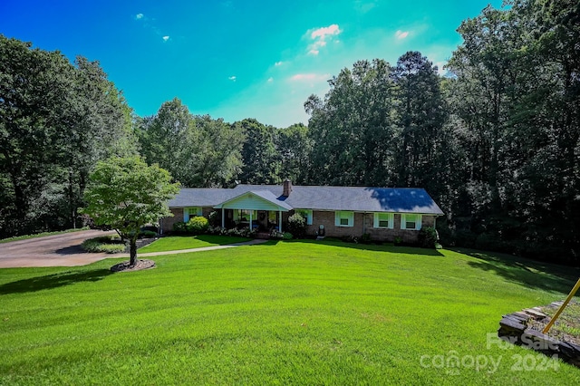 single story home featuring a front lawn