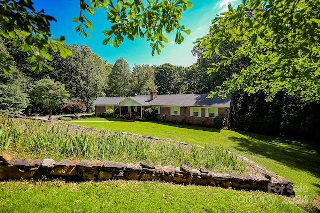 view of front of home featuring a front yard