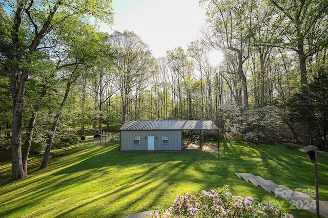 view of yard with an outbuilding