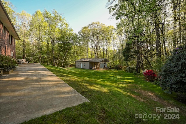 view of yard with an outdoor structure