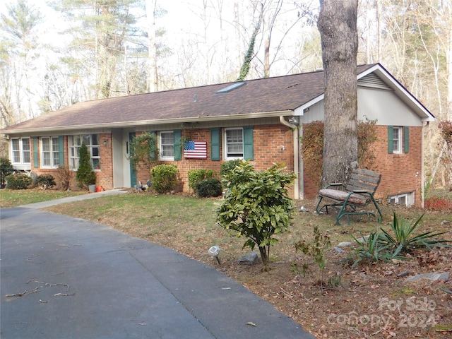 single story home featuring a front yard