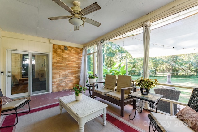 sunroom with ceiling fan