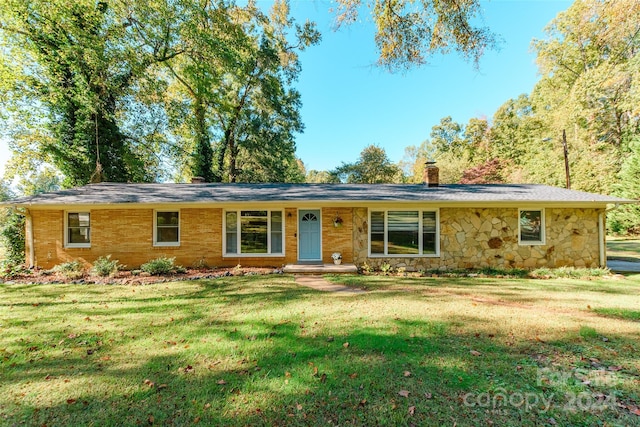 ranch-style home featuring a front yard