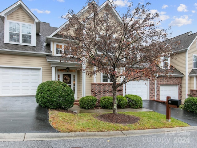 view of front property featuring a garage