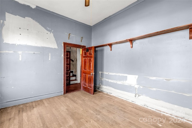 unfurnished room featuring light hardwood / wood-style flooring, ceiling fan, and crown molding