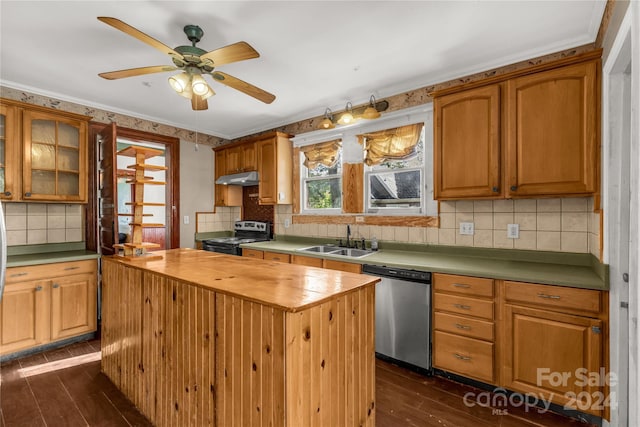 kitchen with sink, a center island, crown molding, and appliances with stainless steel finishes