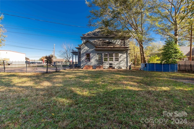 view of yard featuring a fenced in pool