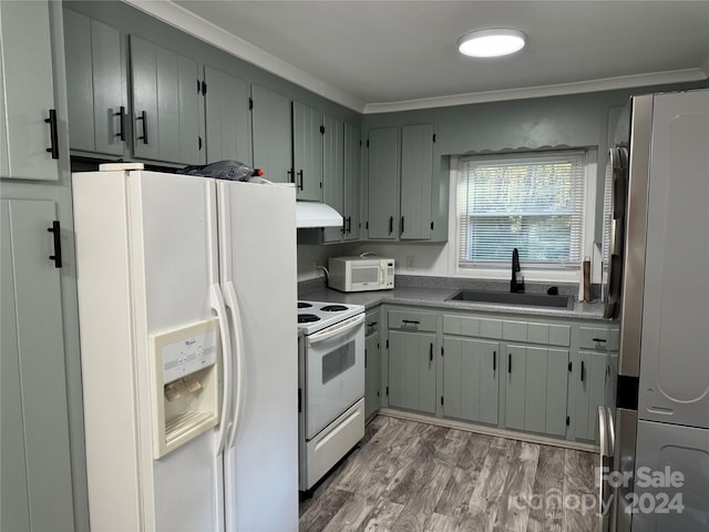 kitchen with sink, gray cabinets, crown molding, light wood-type flooring, and white appliances