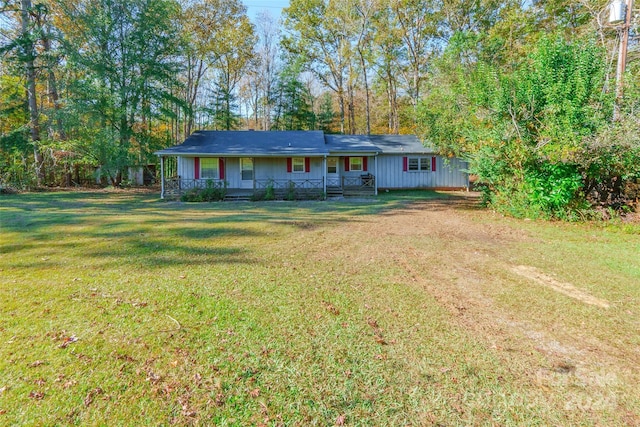 view of front of property featuring covered porch and a front yard