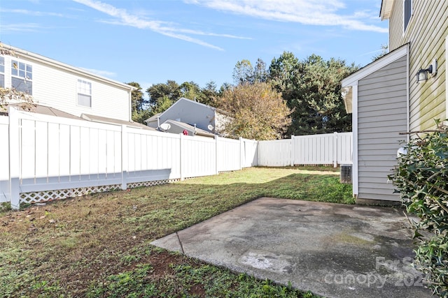 view of yard with a patio area