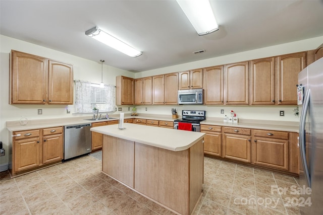 kitchen featuring a center island, stainless steel appliances, hanging light fixtures, and sink