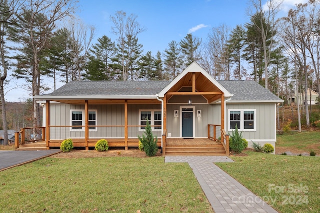 view of front facade featuring covered porch and a front lawn