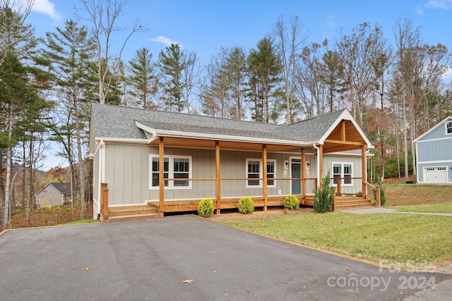 view of front of house featuring a front lawn and a porch