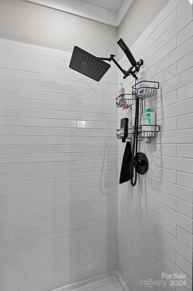 bathroom featuring tiled shower