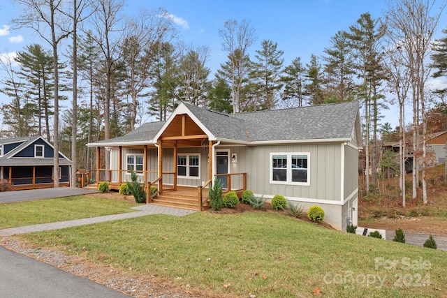 view of front of property featuring covered porch and a front yard